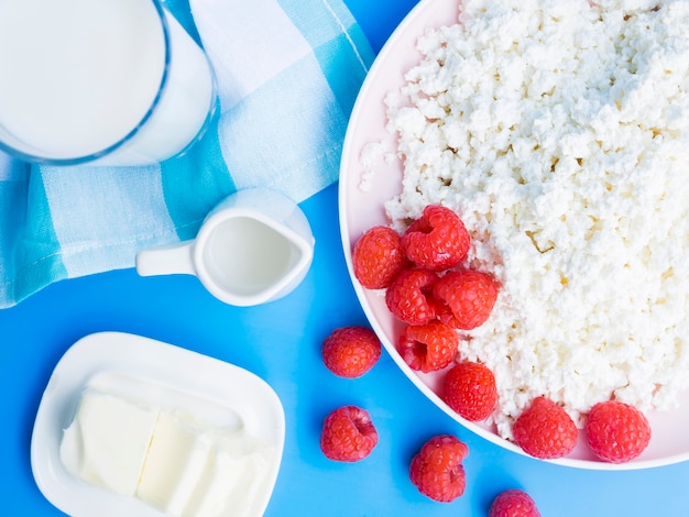 Foto gratuita desayuno con frambuesas y productos lácteos