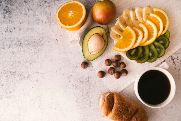 Desayuno de frutas y café con espacio de copia.