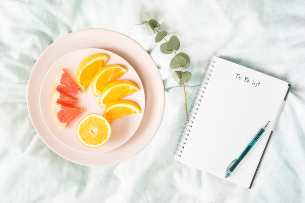 Desayuno con frutas y un cuaderno