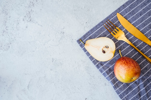 Desayuno de frutas sobre fondo azul