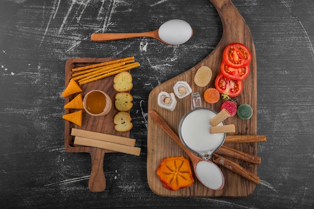 Desayuno con galletas y verduras aislado sobre fondo negro