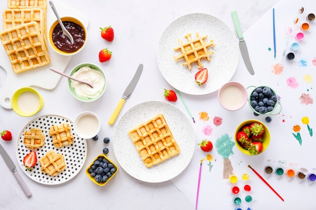 Desayuno de gofres para niños con crema coagulada