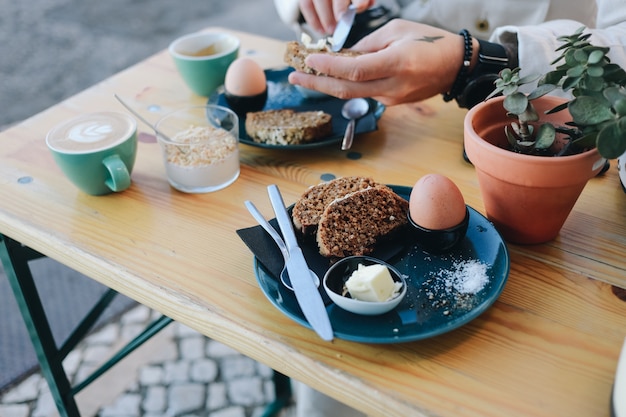 Desayuno hipster en café con pan de centeno