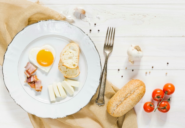 Foto gratuita desayuno con huevos y bacon