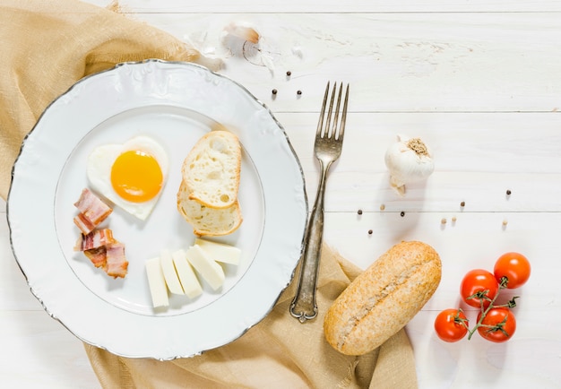 Desayuno con huevos y bacon