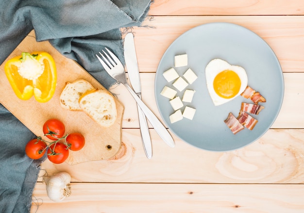 Desayuno con huevos y bacon