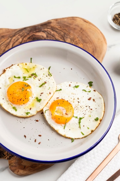 Foto gratuita desayuno huevos fritos en placa