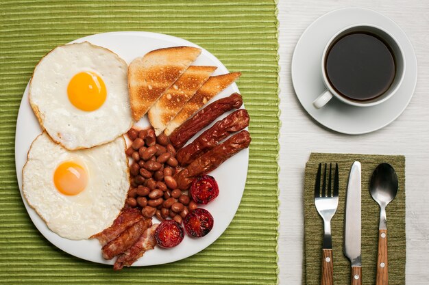 Desayuno inglés con café negro