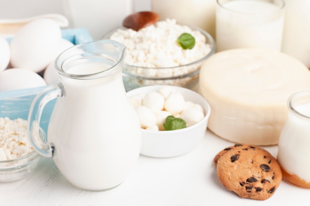 Desayuno inglés por la mañana con leche y galletas.