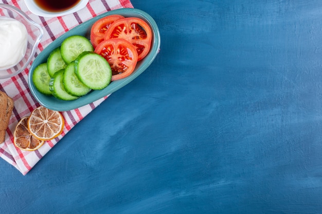 Un desayuno ligero en un paño de cocina en azul.