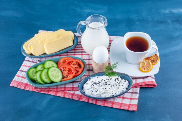 Un desayuno ligero en un paño de cocina, en el azul.