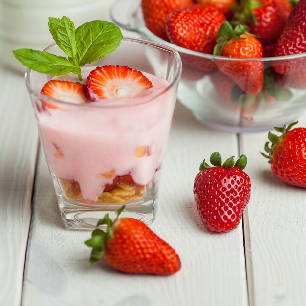 Desayuno ligero de verano elaborado con fruta fresca.