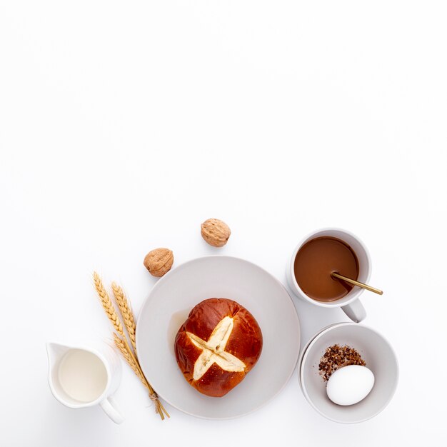 Desayuno de la mañana con café y bollos.