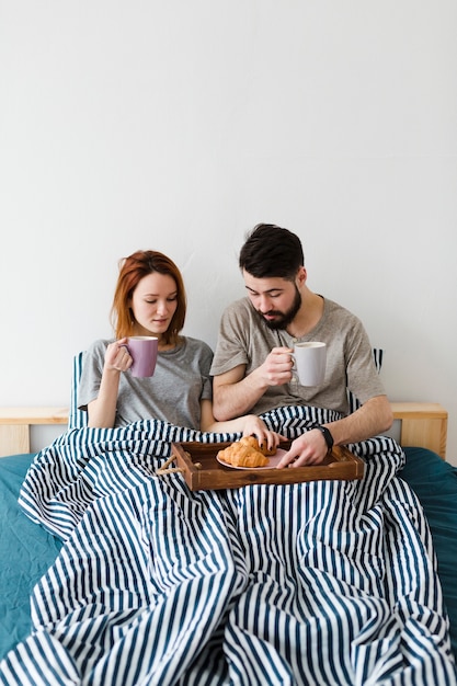 Desayuno de la mañana en la cama con croissant