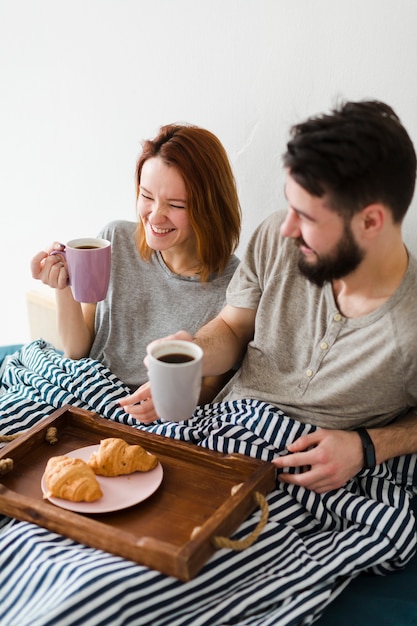 Desayuno matutino en cama y pareja