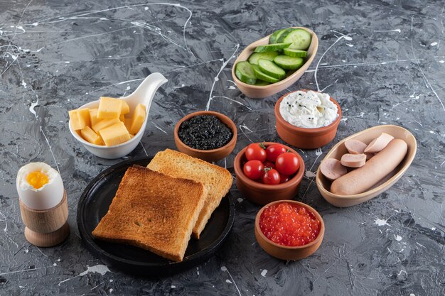 Desayuno matutino colocado sobre una superficie de mármol.