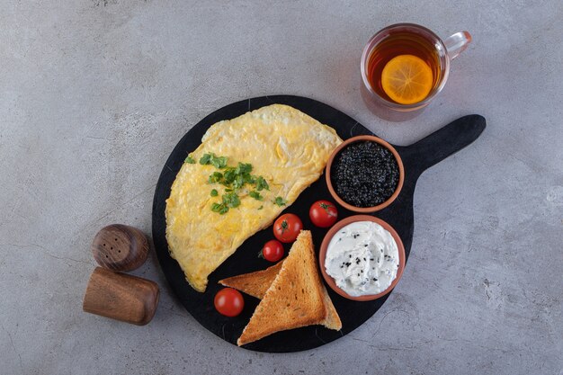 Desayuno matutino colocado sobre una superficie de mármol.