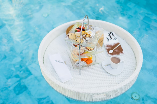 Desayuno y merienda flotando alrededor de la piscina.