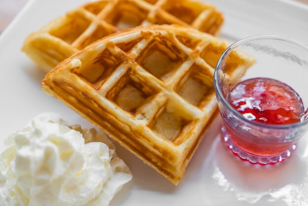 Desayuno de mermelada y gofres