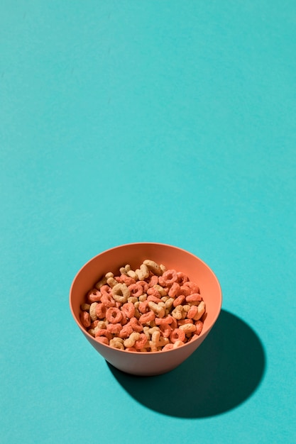 Foto gratuita desayuno en mesa azul.