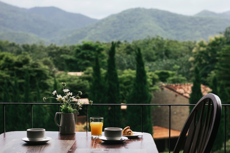 Foto gratuito desayuno en mesa de madera con vista natural
