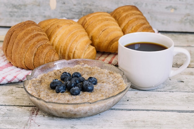 Desayuno en la mesa de madera