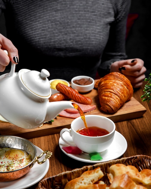 Desayuno en la mesa con té negro