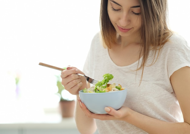 Foto gratuita desayuno, mujer comiendo