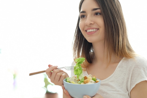 Foto gratuita desayuno, mujer comiendo