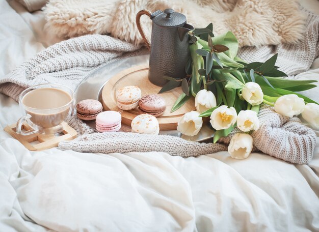 Desayuno de naturaleza muerta con café y macarrones