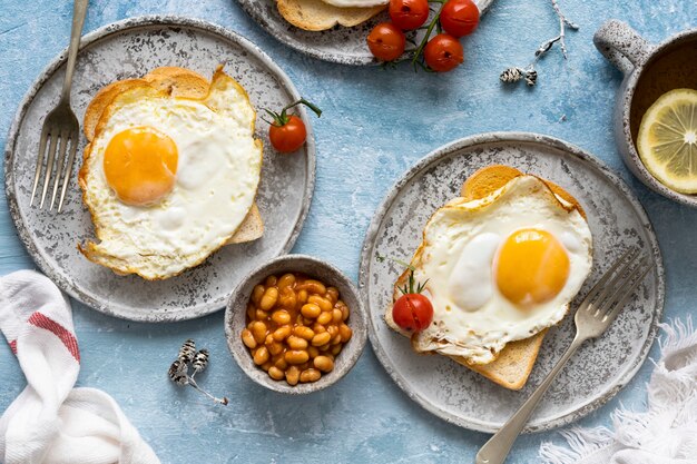 Desayuno navideño con frijoles tostadas y huevos.