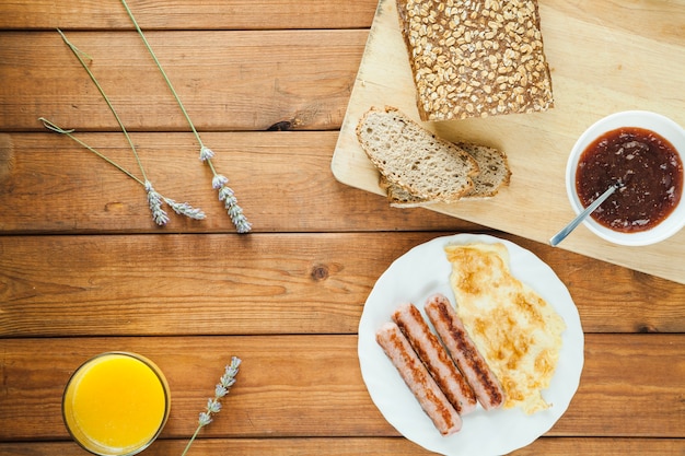 Desayuno nutritivo y jugo de naranja