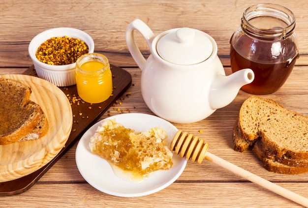 Desayuno orgánico saludable con miel dulce