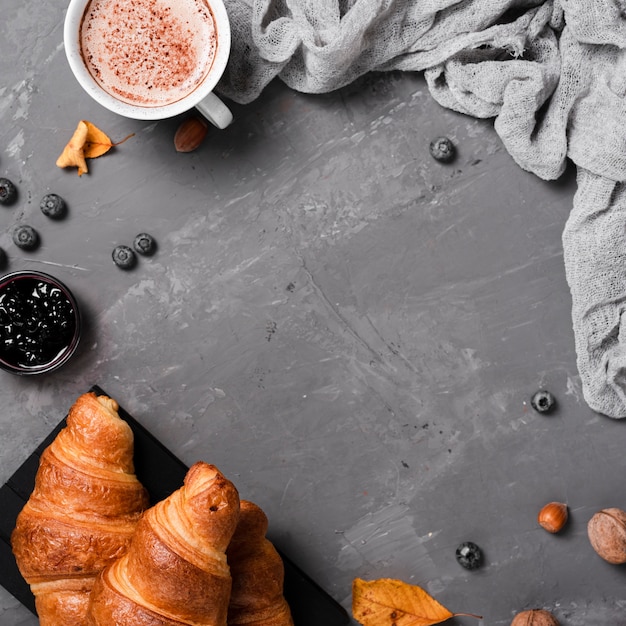 Foto gratuita desayuno de otoño con croissants y café.