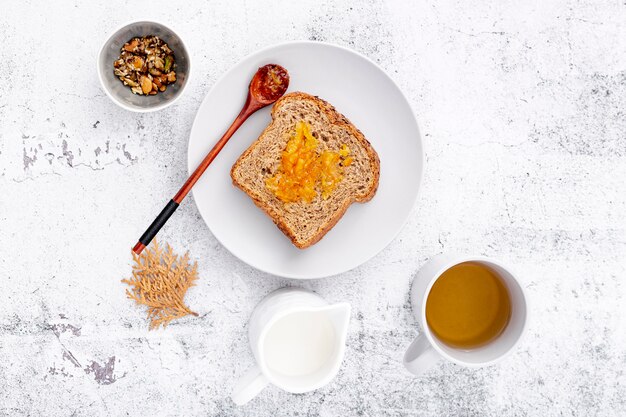 Foto gratuita desayuno con pan y una taza de té.