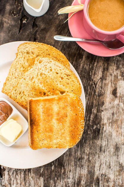 Desayuno perfecto Tostadas con mantequilla y pasta de chocolate