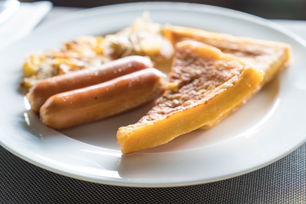 desayuno con piñas fritas, salchichas y tostadas