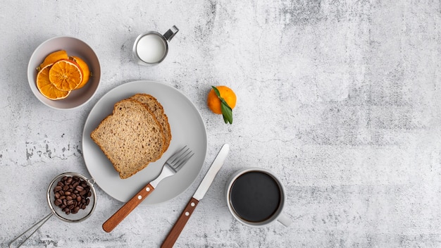 Desayuno plano y café con espacio de copia