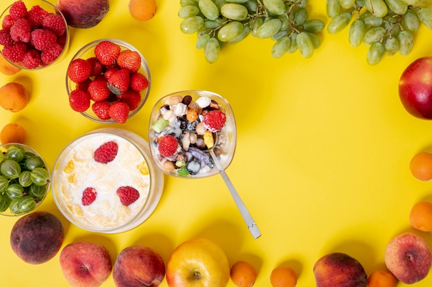 Foto gratuita desayuno plano de cereales en marco de frutas