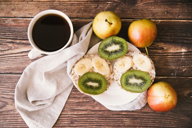 Desayuno plano de frutas y café.