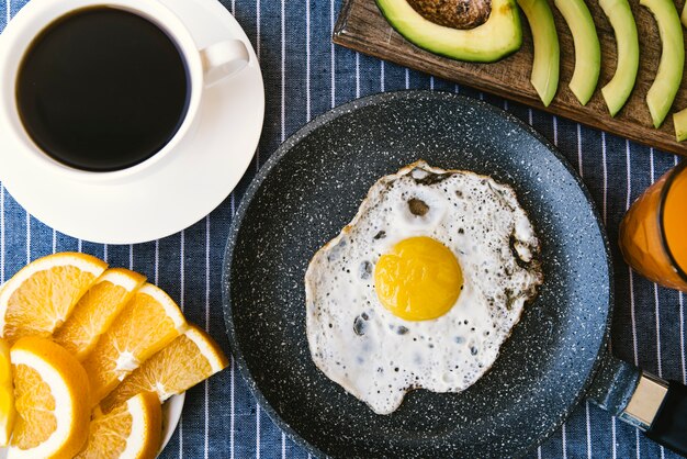 Desayuno plano de huevo y fruta.