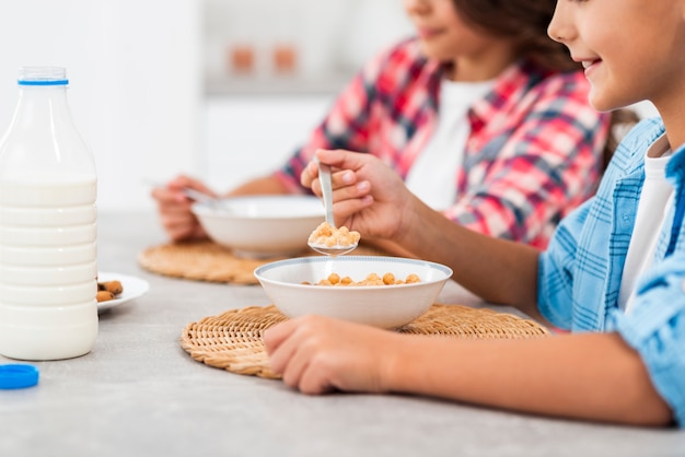 Desayuno en primer plano para hermanos