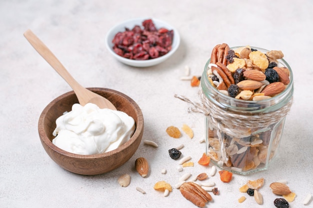 Foto gratuita desayuno de primer plano con yogur y nueces