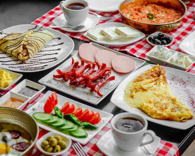 desayuno puesto en la mesa