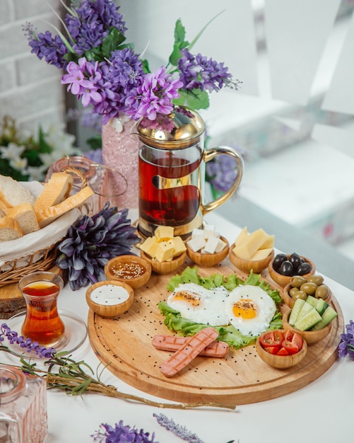 Foto gratuita desayuno puesto en la mesa