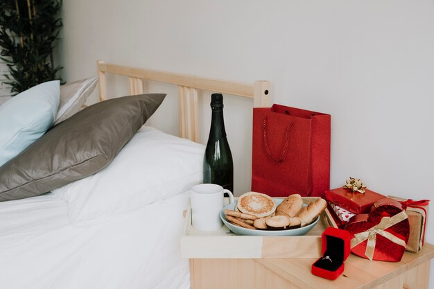 Desayuno y regalos cerca de la cama