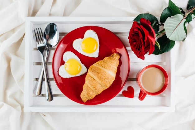 Desayuno romántico en bandeja blanca.