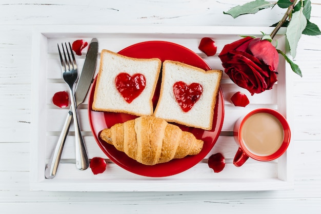 Foto gratuita desayuno romántico en bandeja de madera blanca.