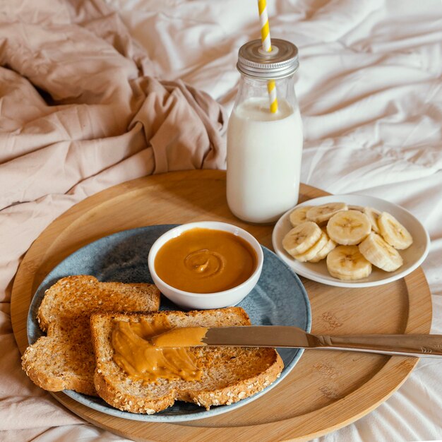 Desayuno sabroso de alto ángulo en la cama