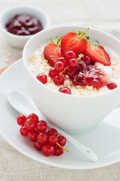 Desayuno sabroso con cereales y fresas
